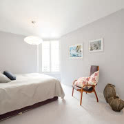 Swojski styl łazience nadają nierówne, jakby...