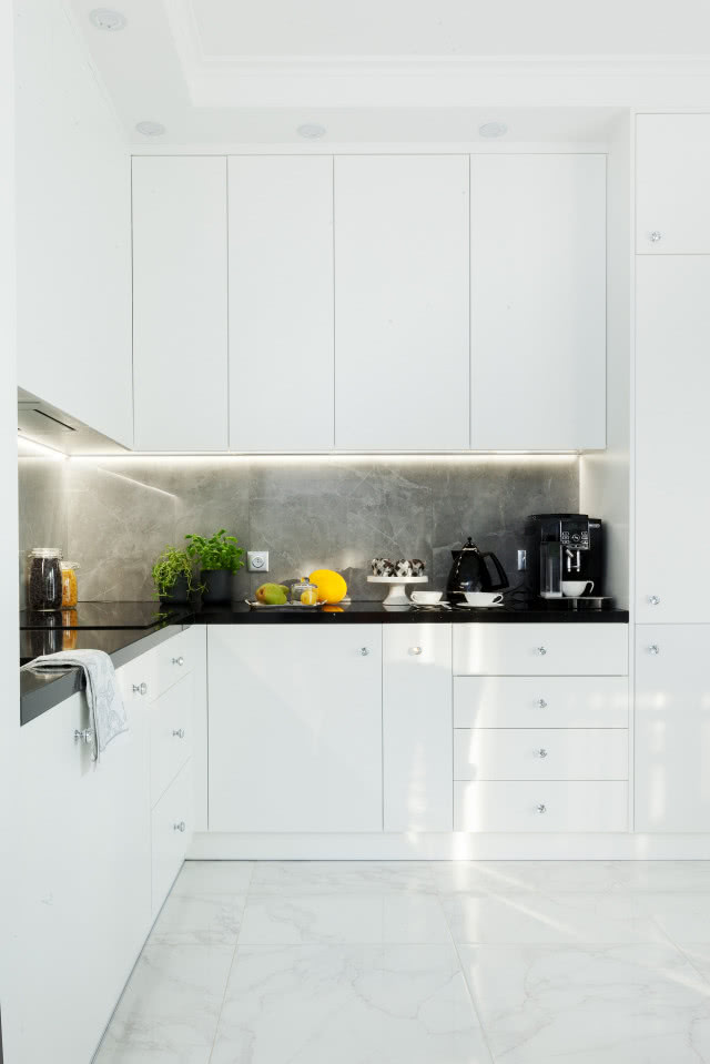 Biała, minimalistyczna kuchnia z połyskiem