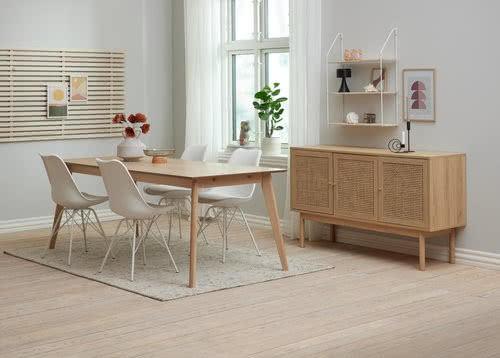 organizer we wnętrzu z powieszonymi obrazkami