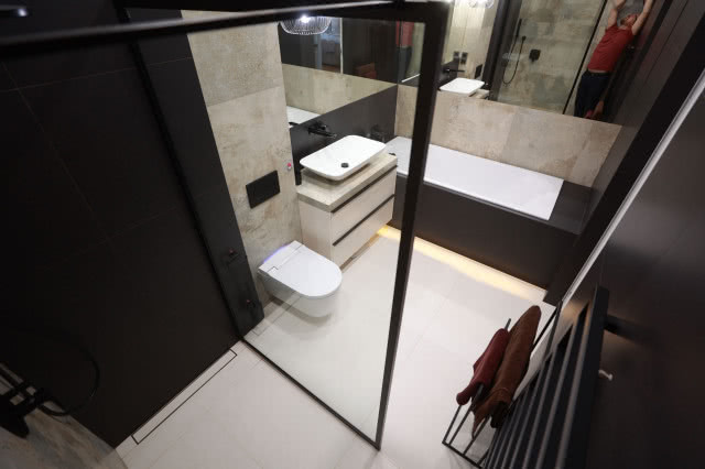 kabina prysznicowa z odpływem liniowym, wanna, umywalka nablatowa, sedes, lustro