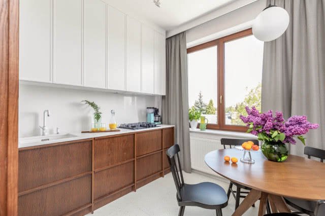 kuchnia biała i brązowa