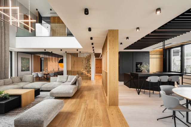 ażurowy regał w salonie oddzielający kuchnię