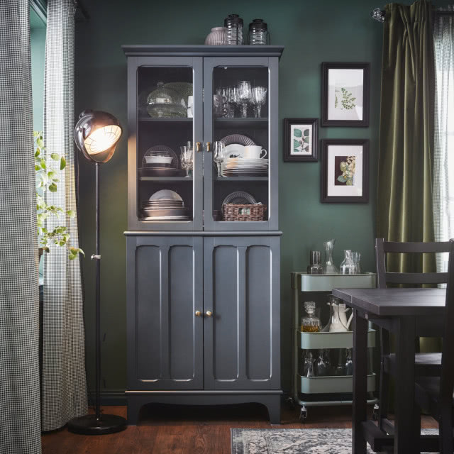 kredens w ciemnym wnętrzu, obok stół