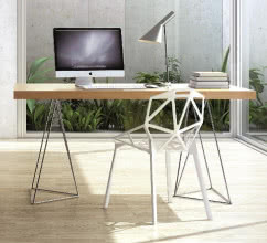 Stół Multi doskonale sprawdza się w roli wygodnego biurka, dostępny w różnych wykończeniach i kolorach