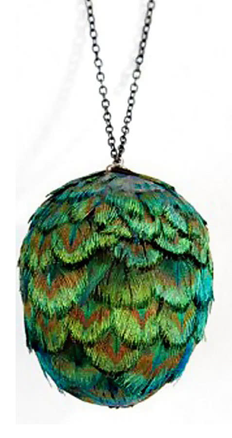 Naszyjnik z ptasich piórek, Lucy Hutchings.