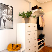 Swojski styl łazience nadają nierówne, jakby...