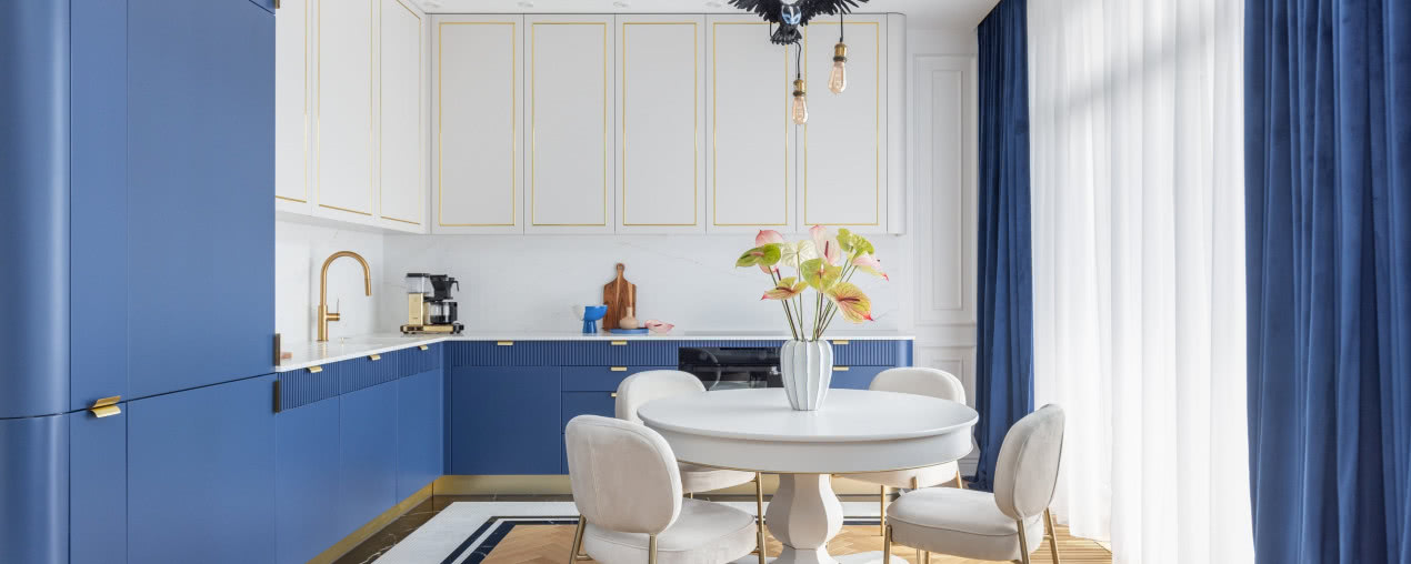 Mieszkanie młodych nomadów w przedwojennej kamienicy. Ma sztukaterię i niebieską kuchnię!