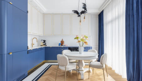Mieszkanie młodych nomadów w przedwojennej kamienicy. Ma sztukaterię i niebieską kuchnię!