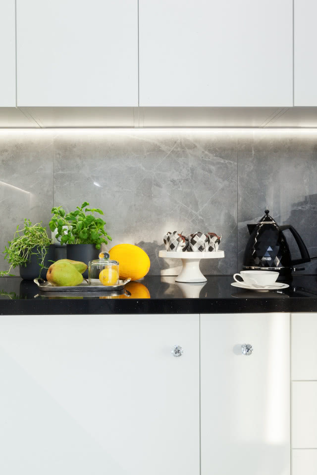 Biała, minimalistyczna kuchnia z połyskiem