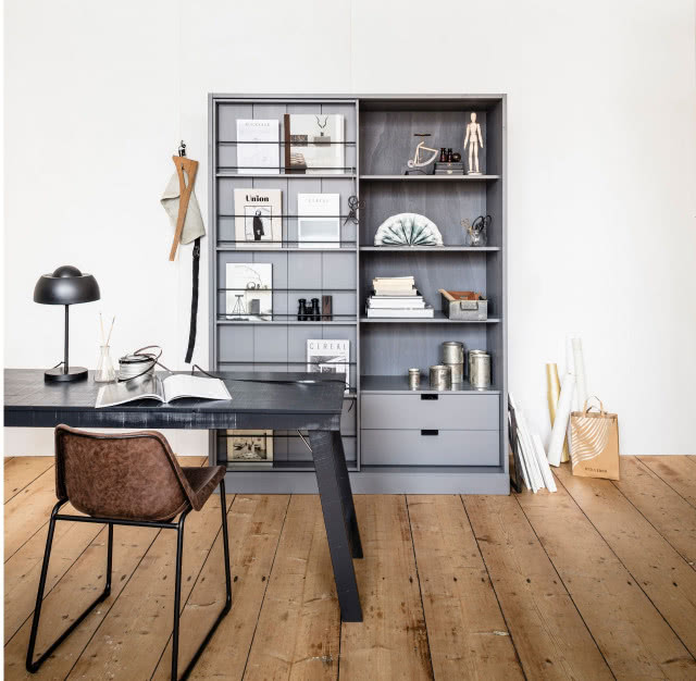 Otwarty regał w gabinecie