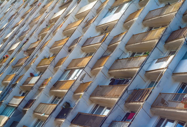 falowiec - ciąg balkonów w najdłuższym bloku Polski