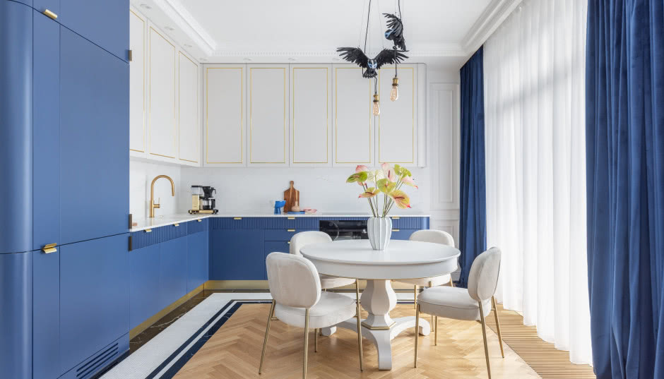 Mieszkanie młodych nomadów w przedwojennej kamienicy. Ma sztukaterię i niebieską kuchnię!