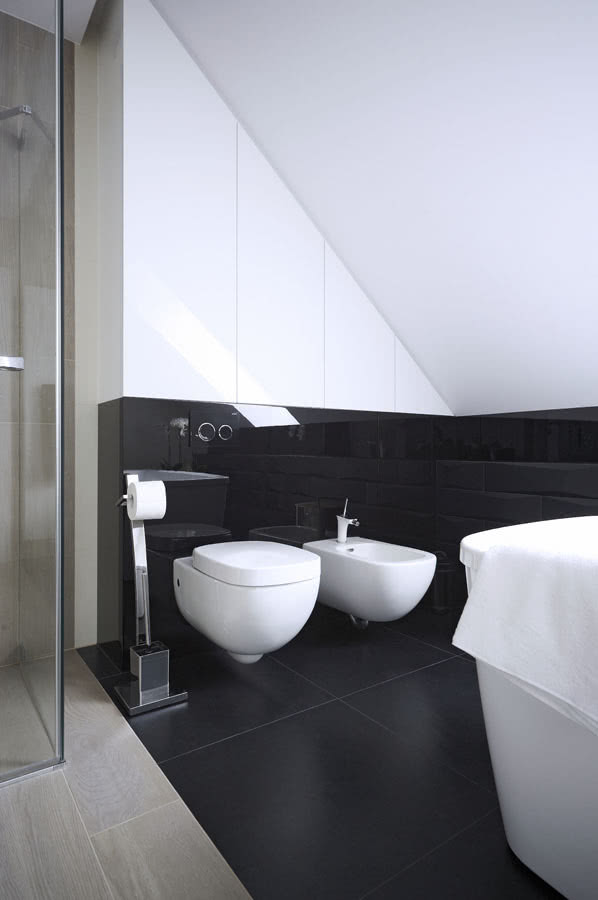 Czerń na wysoki połysk raz jeszcze. Od czarnych...