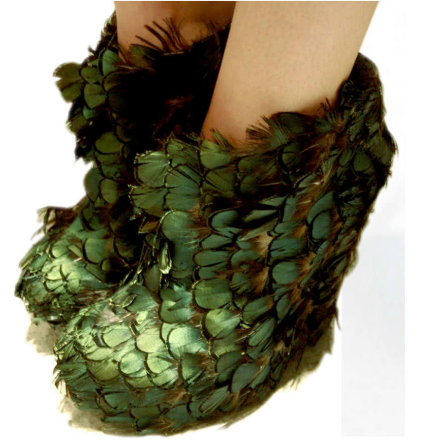 Buty pokryte ptasimi piórami, odzyskanymi ze...