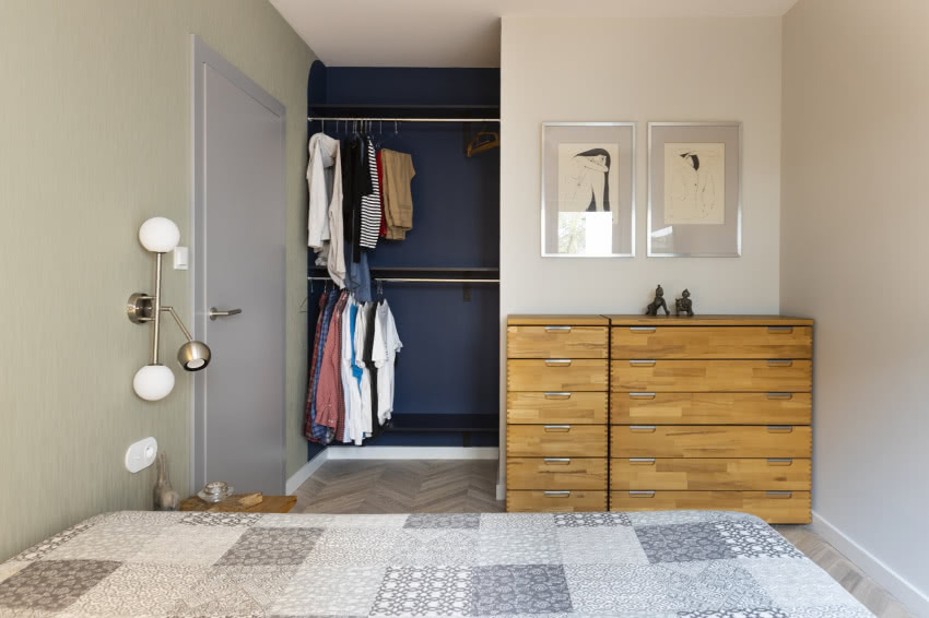 W sypialni ściany zdobi stonowana tapeta...