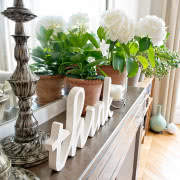 Swojski styl łazience nadają nierówne, jakby...