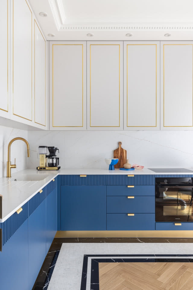 niebieska kuchnia z szarymi szafkami górnymi