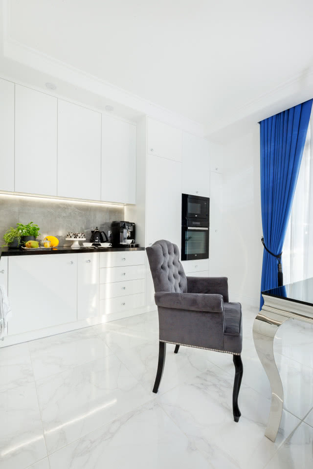 Biała, minimalistyczna kuchnia z połyskiem