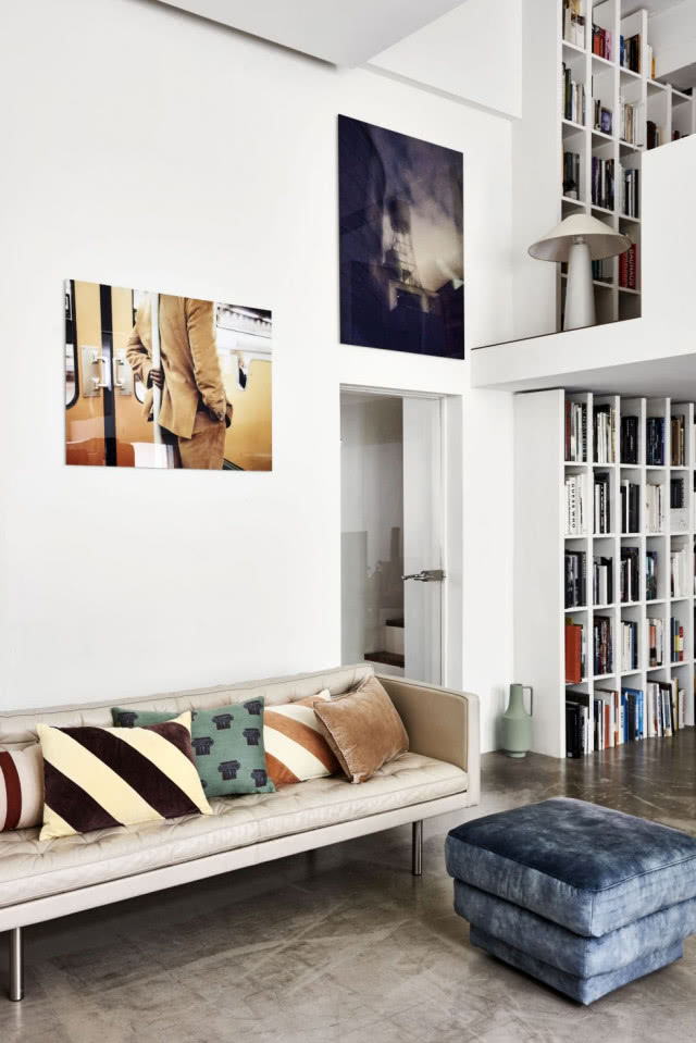 Otwarty regał w salonie