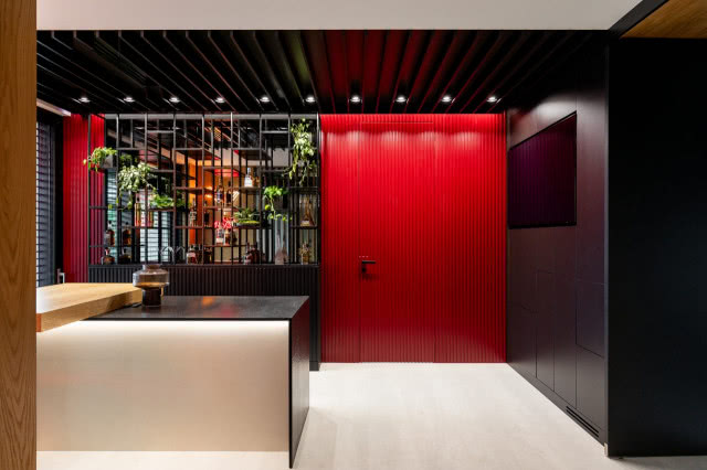 czerwone drzwi w domu