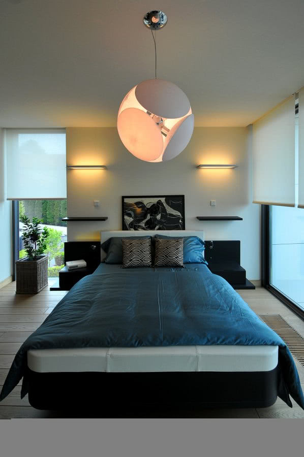 W sypialni pana domu łóżko "bez kantów", z...