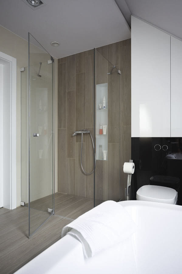 Wnętrze prysznica i część podłogi wyłożono...