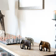 Swojski styl łazience nadają nierówne, jakby...