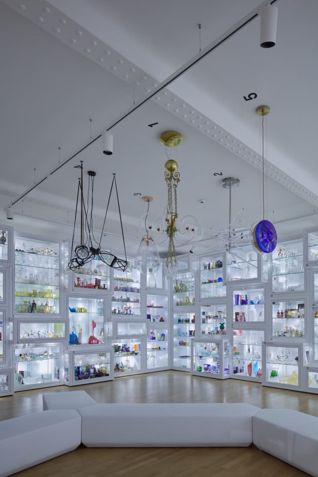 lampy wiszące, szkło na półkach