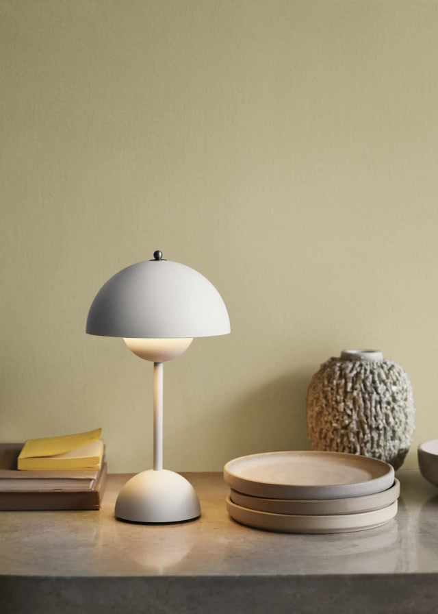 lampa z okrągłym abażurem i podstawą