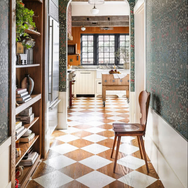 korytarz z kuchnią w tle