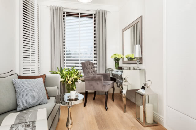 Gabinet z elementami stylu glamour