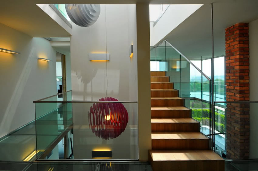 Klatka schodowa dzięki szklanym balustradom...