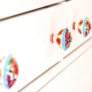 Swojski styl łazience nadają nierówne, jakby...