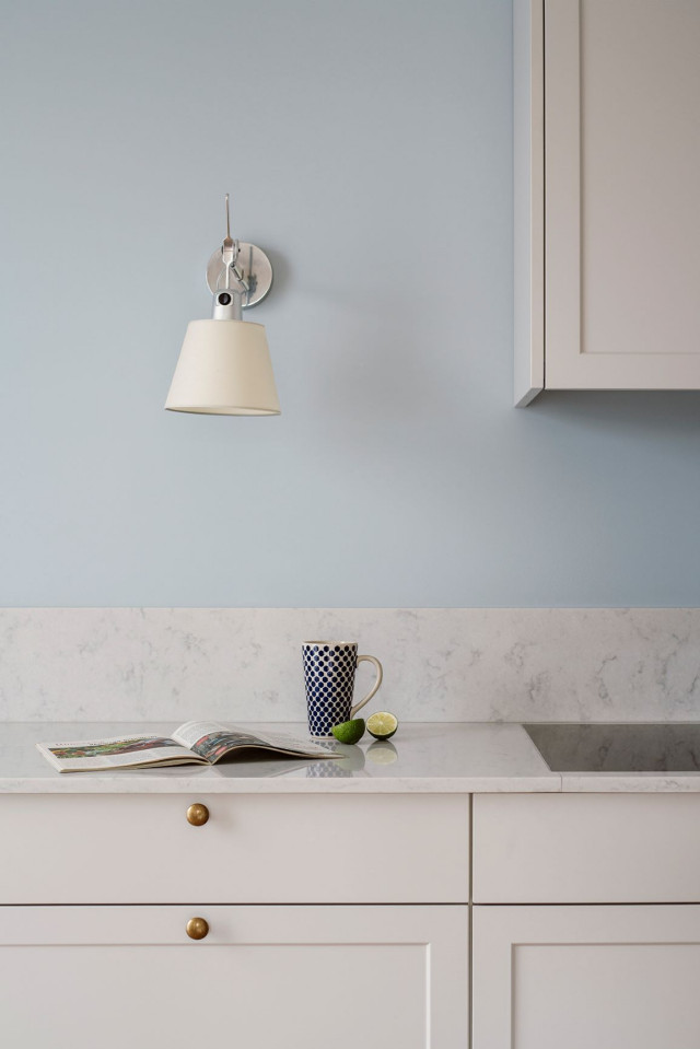 Biała kuchnia z błękitną ścianą