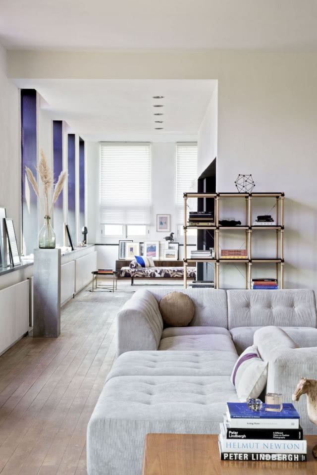 Otwarty regał w salonie