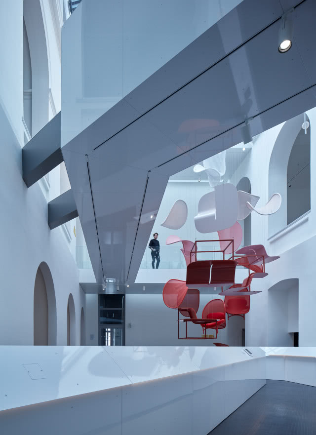 instalacja z krzeseł