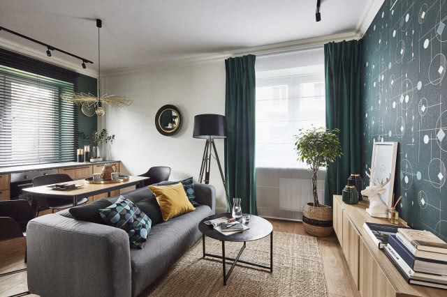 Szara kanapa w salonie