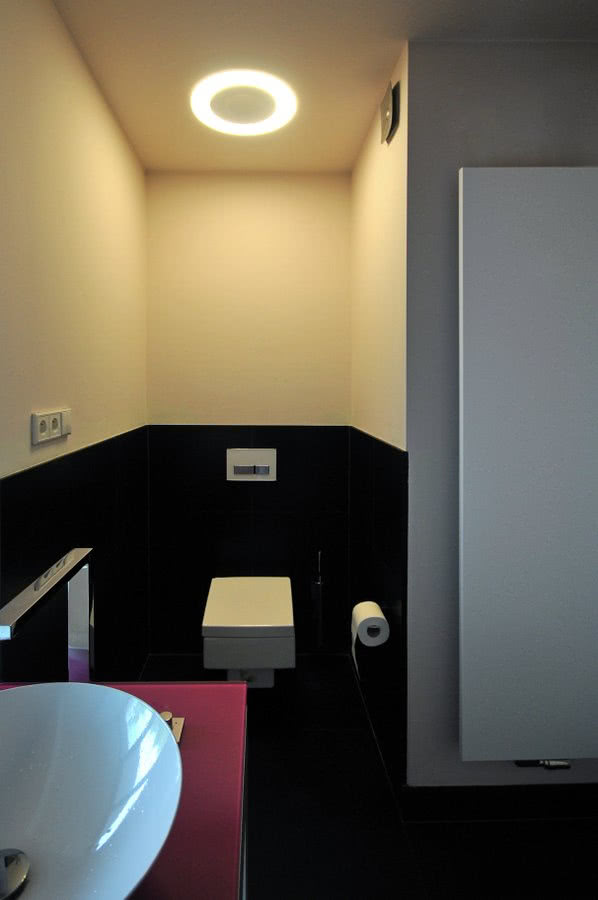 Zimą łazienkę ogrzewają kaloryfery Niva firmy...