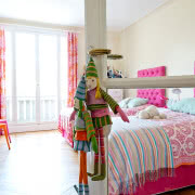 Swojski styl łazience nadają nierówne, jakby...