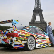 Jeff Koons i 17. BMW Art Car przy Wieży Eiffla w...