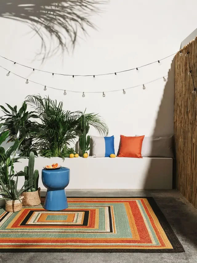 dywan kolorowy na dużym balkonie