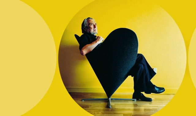 mężczyzna siedzi w czarnym fotelu