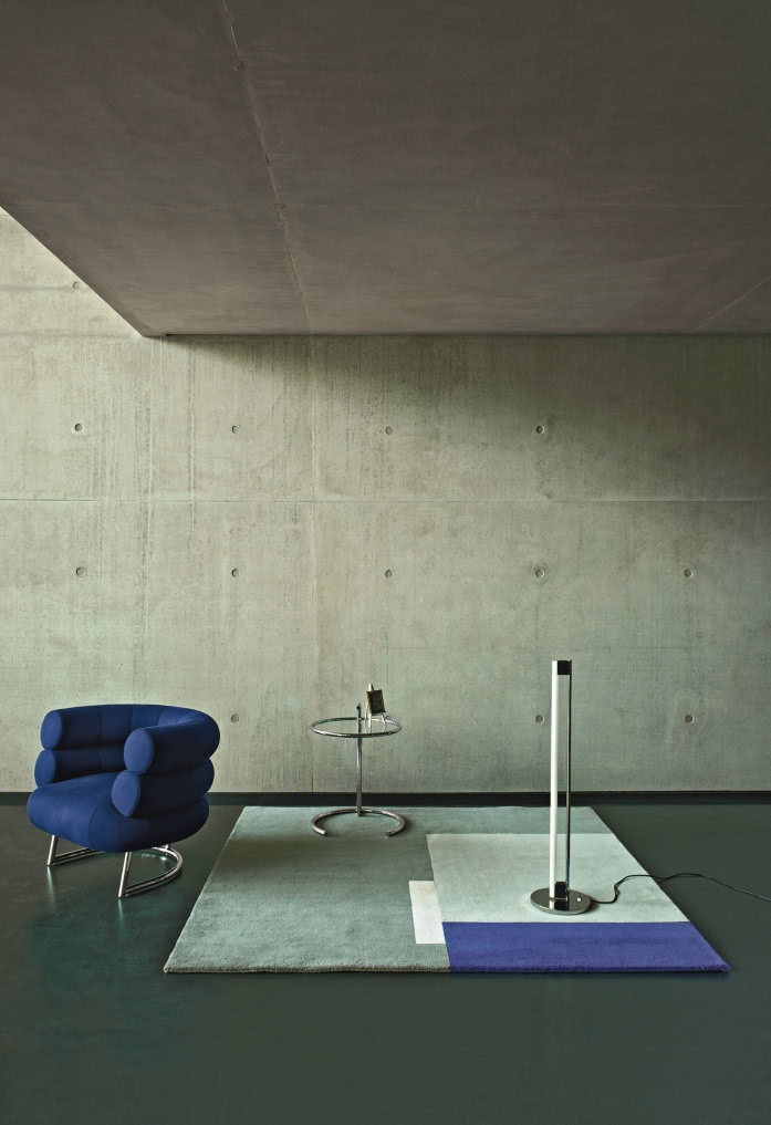 Fotel Bibendum, stolik E 1027 i lampa podłogowa...