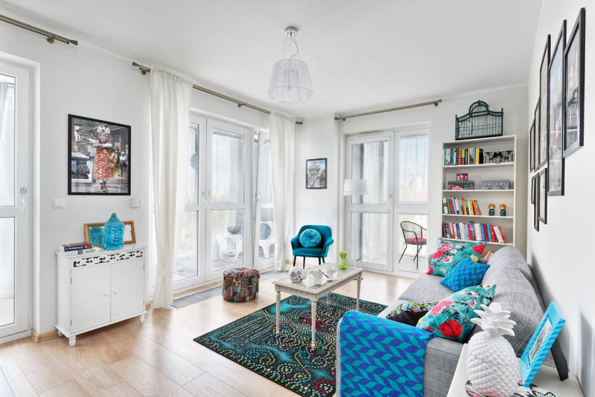 Nad białą komódką wisi zdjęcie tancerki w...