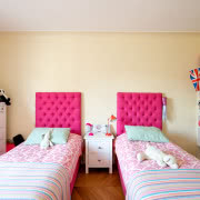 Swojski styl łazience nadają nierówne, jakby...