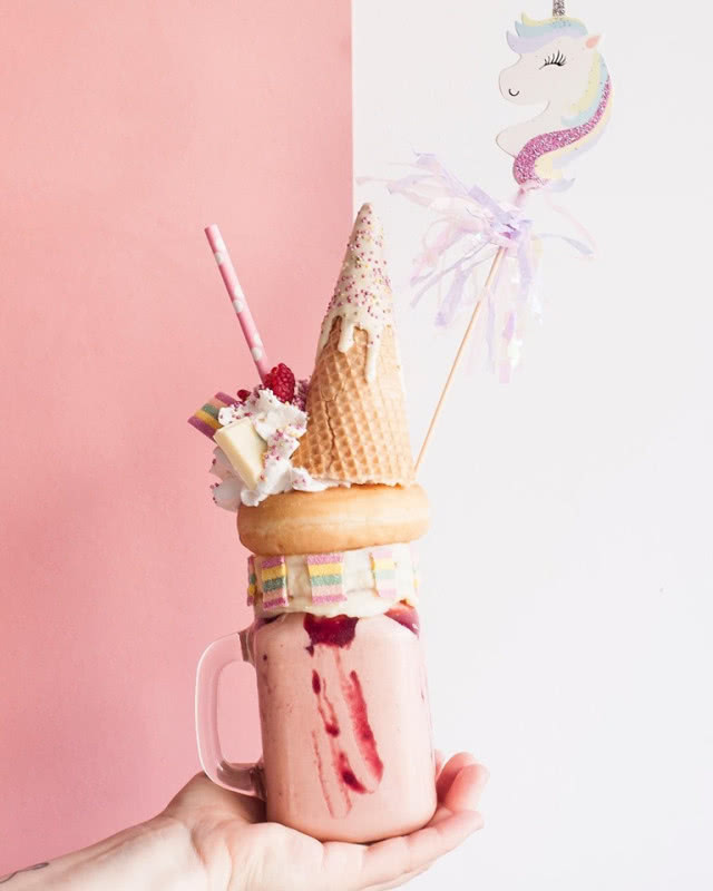 Słodki deser shake z donutem i bitą śmietaną