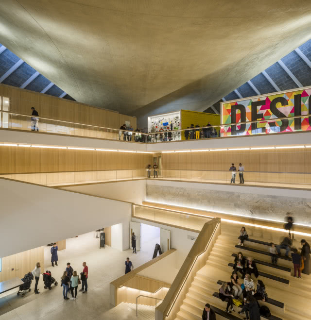 duża przestrzeń, schody, zwiedzający