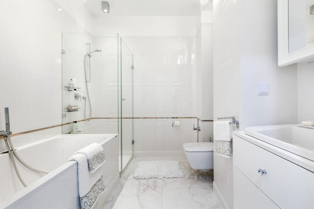 Biała, jasna łazienka