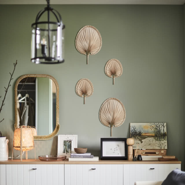 cztery dekoracje ścienne na oliwkowej ścianie