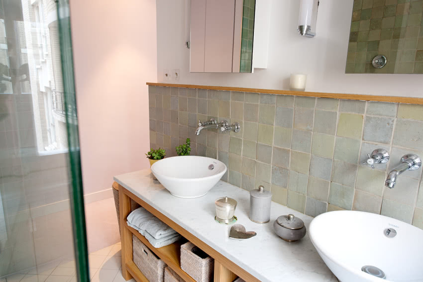 Swojski styl łazience nadają nierówne, jakby...